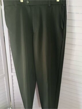 IZOD men’s golf pants in solid black.  Two back pockets.  33” x 32”. 8” rise